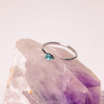 Anillo de oro 18kt y turmalina azul