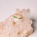 anillo de oro 18K y tsavoritas