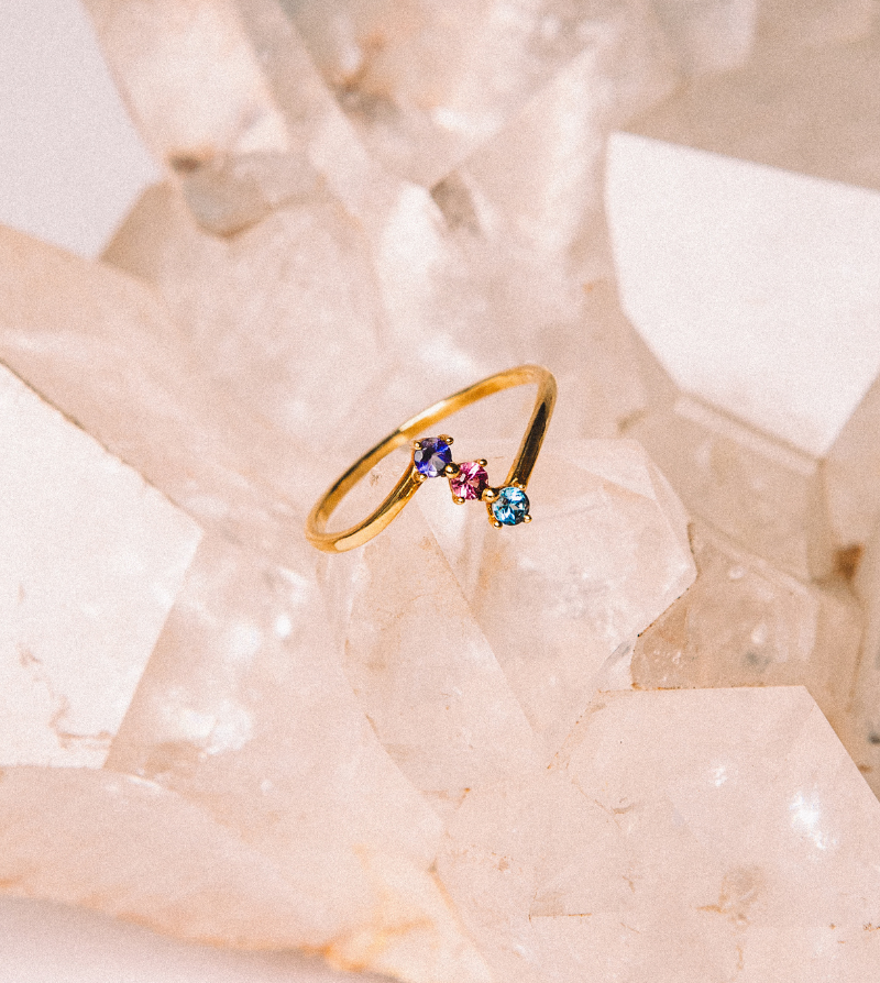 anillo de oro 18k y topacio, turmalina, iolita