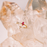 anillo de oro 18k y turmalina rosa