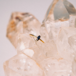 Anillo de oro 18k con zafiro natural