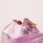 anillo de oro 18k con granate rodolita