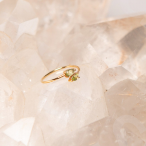 anillo de oro 18k y peridotos naturales