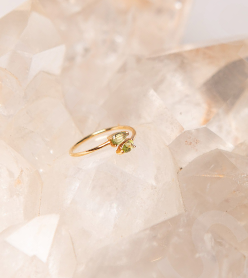 anillo de oro 18k y peridotos naturales