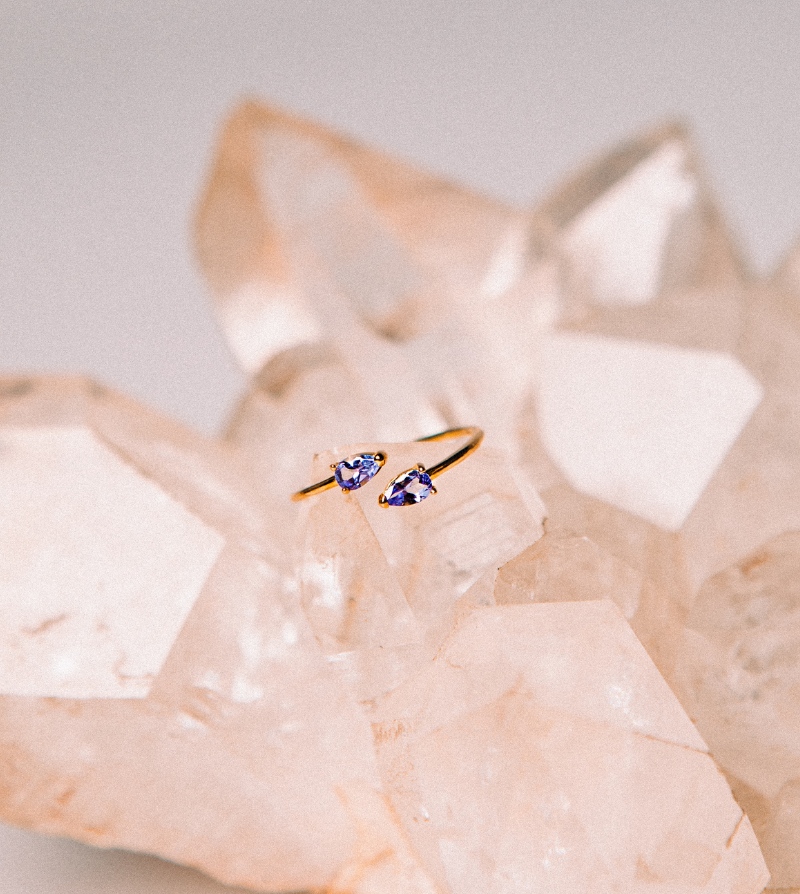 anillo de oro 18k y tanzanitas