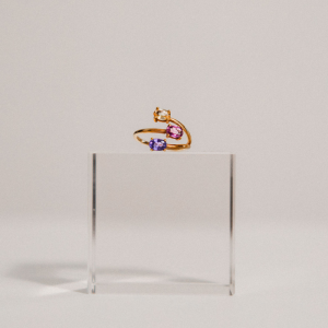 anillo de oro 18k y zafiros de colores
