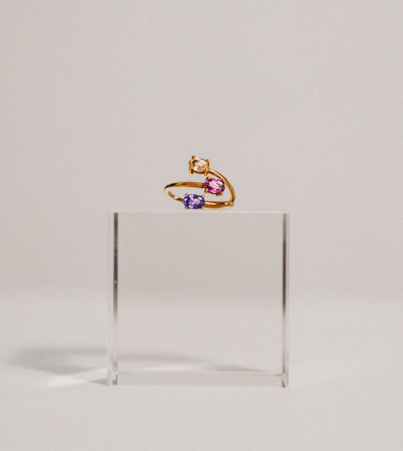 anillo de oro 18k y zafiros de colores