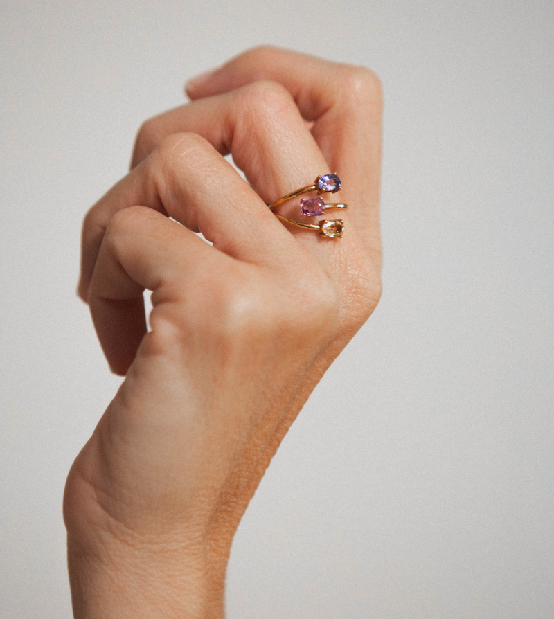anillo de oro 18k y zafiros de colores