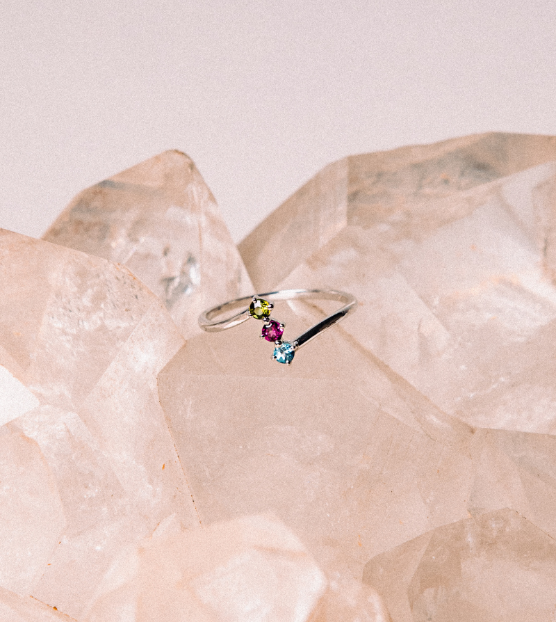 anillo de oro 18k y peridoto zafiro rosa y zircón azul