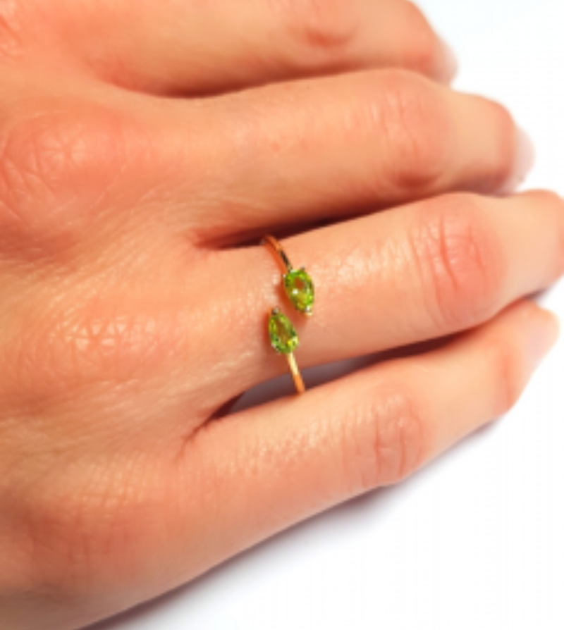 anillo de oro 18k y peridotos naturales