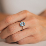 anillo oro blanco 18k y aguamarina