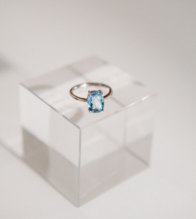 anillo oro blanco 18k y aguamarina