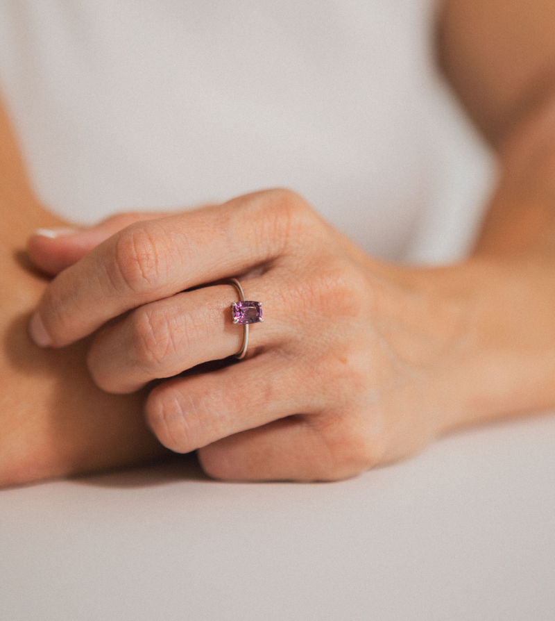 anillo de oro blanco 18k y espinela morada