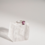 anillo de oro blanco 18k y espinela morada