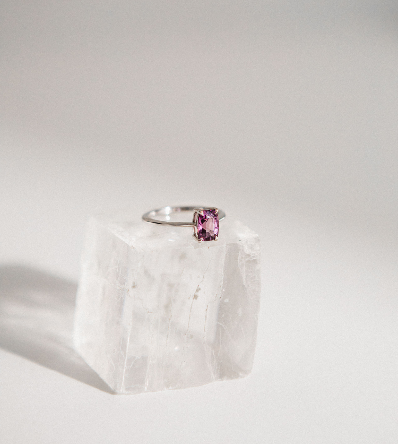 anillo de oro blanco 18k y espinela morada