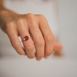 anillo de oro blanco 18k, ópalo de fuego y diamantes