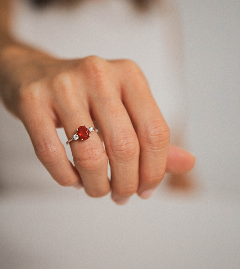 anillo de oro blanco 18k, ópalo de fuego y diamantes