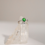 anillo de oro blanco 18k, tsavoritas y diamantes