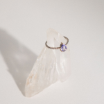 anillo de oro blanco 18k y iolita natural