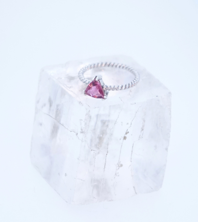 anillo turmalina rosa trilliant trenzado