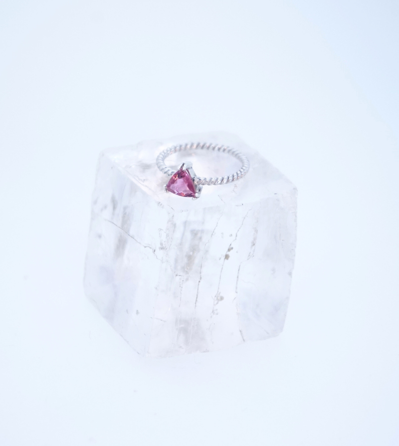 Anillo trenzado plata y turmalina rosa trilliant