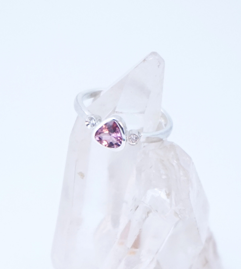 anillo trilliant y diamantes